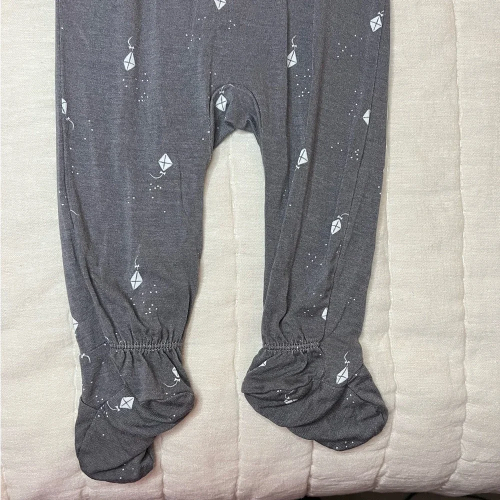 Modern Moments by Gerber Super Soft Gray Kite Print Footie Size 6-9 Months